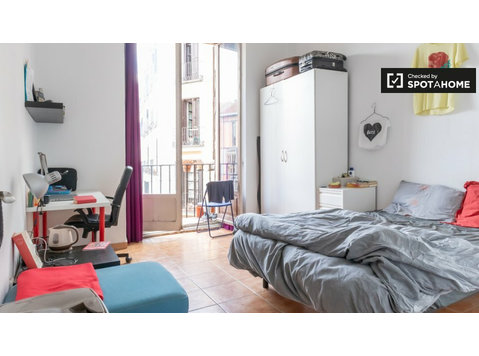 Double room to rent in 4-bedroom apartment in Centro, Madrid - Za iznajmljivanje
