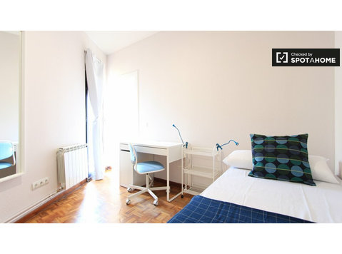 Salamanca, Madrid'de 12 odalı bir dairede donatılmış oda - Kiralık