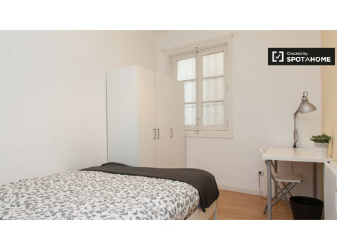 Equipped room in 12-bedroom apartment in Sol, Madrid - For Rent