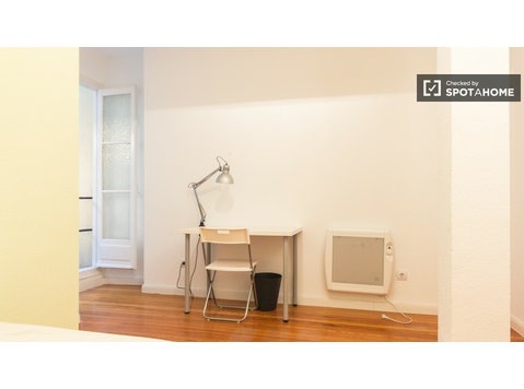 Sol, Madrid'de 12 yatak odalı dairede donanımlı oda - Kiralık