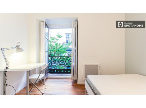 Equipped room in 12-bedroom apartment in Sol, Madrid - เพื่อให้เช่า