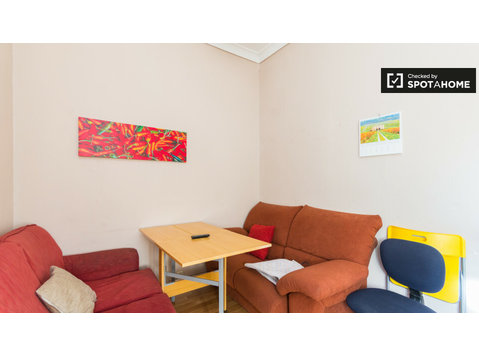 Equipped room in 4-bedroom apartment in Argüelles, Madrid - Za iznajmljivanje