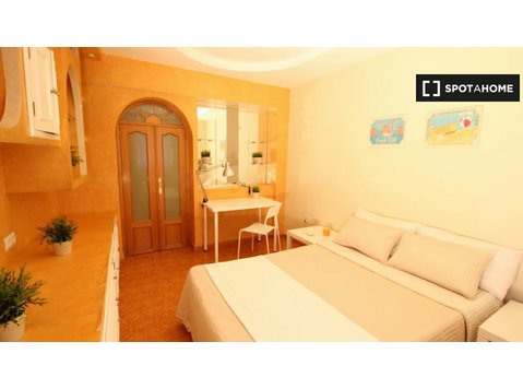 Ausgestattete Zimmer in einer 4-Zimmer-Wohnung in… - Zu Vermieten