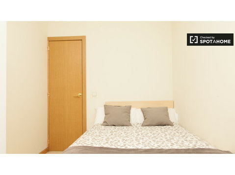 Wyposażony pokój w 4-pokojowe mieszkanie w Salamance, Madryt - Do wynajęcia