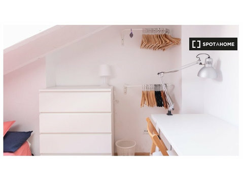 Ausgestattete Zimmer in einer 4-Zimmer-Wohnung in Sol,… - Zu Vermieten