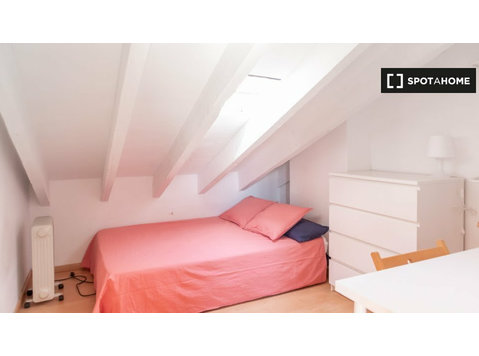 Wyposażony pokój w 4-pokojowe mieszkanie w Sol, Madryt - Do wynajęcia