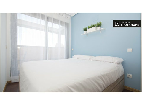 Wyposażony pokój w 5-pokojowe mieszkanie w Delicias, Madryt - Do wynajęcia