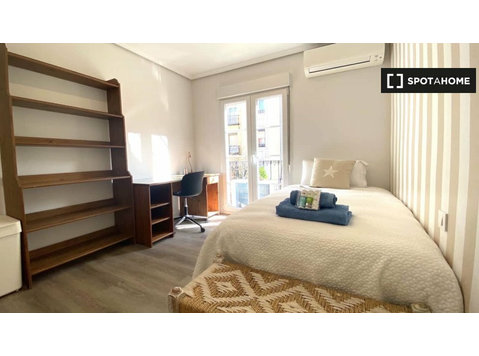 Ausgestattete Zimmer in 6-Zimmer-Wohnung in Argüelles,… - Zu Vermieten
