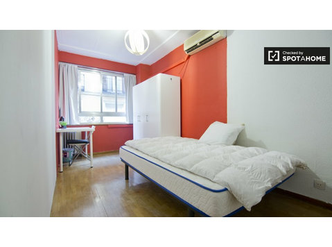 Equipped room in 6-bedroom apartment in Chueca, Madrid - For Rent