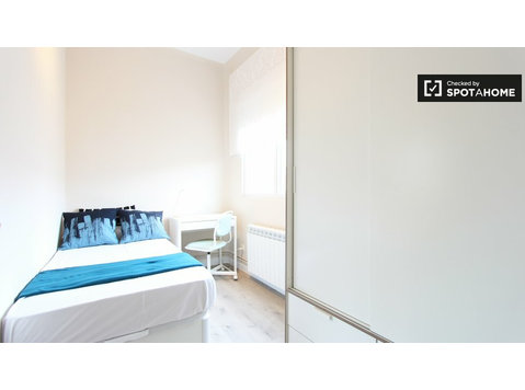 Atocha, Madrid'de 7 yatak odalı dairede donatılmış oda - Kiralık