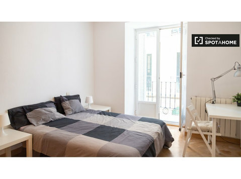 Camera attrezzata in appartamento con 7 camere da letto a… - In Affitto