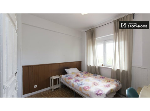 Wyposażony pokój w 7-pokojowe mieszkanie w Tetuan, Madryt - Do wynajęcia