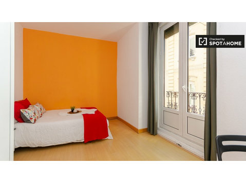 Wyposażony pokój w 8-pokojowe mieszkanie w La Latina, Madryt - Do wynajęcia