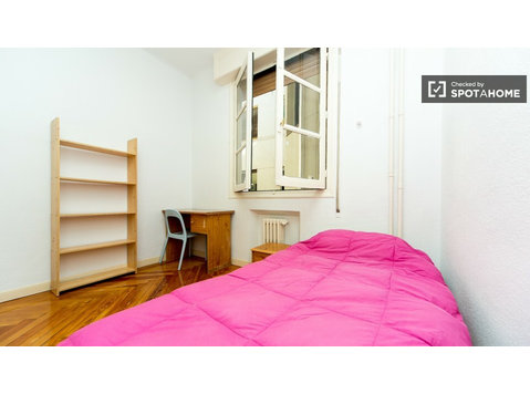 Wyposażony pokój w 9-pokojowe mieszkanie w Malasaña, Madryt - Do wynajęcia