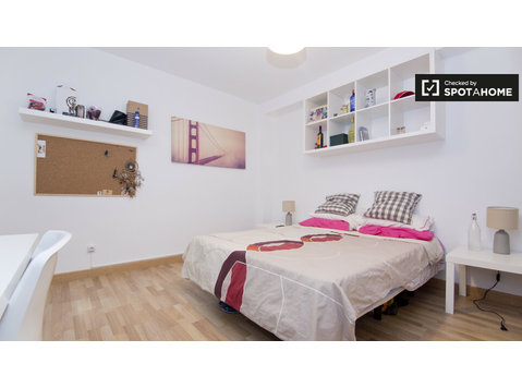 Camera arredata in appartamento ad Alcalá de Henares, Madrid - In Affitto