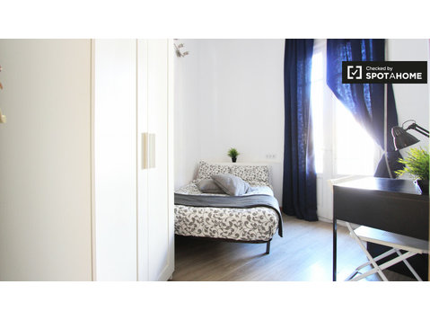 Chamberí, Madrid ortak dairesinde donanımlı oda - Kiralık