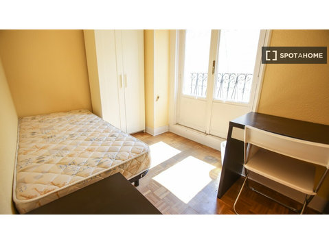 Equipped room in shared apartment in Latina, Madrid - Til Leie