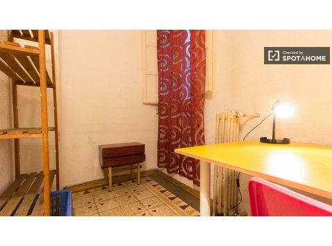 Moncloa, Madrid ortak dairesinde donanımlı oda - Kiralık