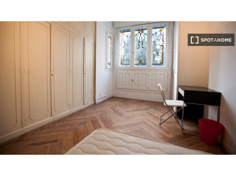 Camera attrezzata in appartamento condiviso a Palacio,… - In Affitto