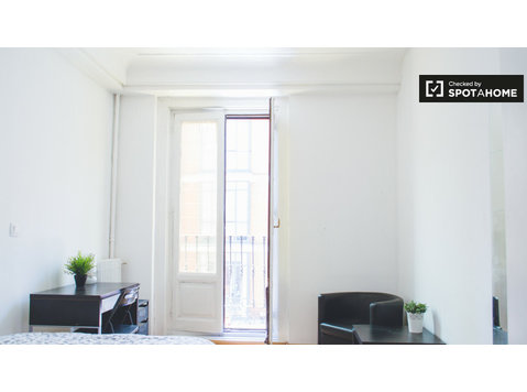 Equipped room in shared apartment in Puerta del Sol, Madrid - For Rent