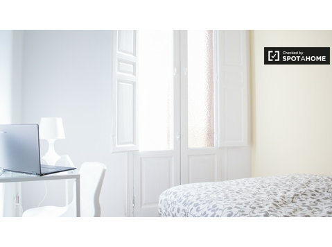 Lavapiés, Madrid'de 9 odalı dairede mükemmel oda - Kiralık