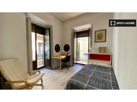 Madrid, Lavapiés'te 7 yatak odalı dairede heyecan verici oda - Kiralık