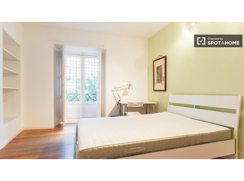 Exterior room in 12-bedroom apartment in Sol, Madrid - For Rent