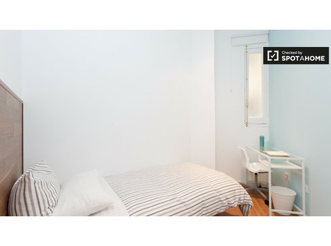 Exterior room in 9-bedroom apartment in Lavapiés, Madrid - Na prenájom