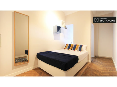 Zewnętrzny pokój w 9-pokojowym apartamencie w Moncloa w… - Do wynajęcia