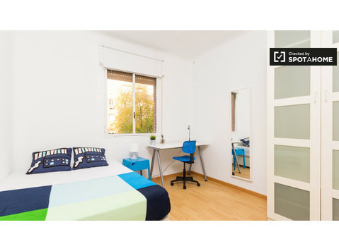 Exterior room in apartment in Atocha and Delicias, Madrid - השכרה