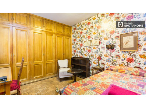 Find a room in 4-bedroom apartment in Salamanca, Madrid - الإيجار