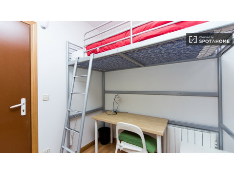 Finden Sie ein Zimmer in 8-Zimmer-Wohnung in Lavapiés,… - Zu Vermieten