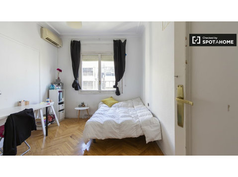 Fresca stanza in affitto in appartamento con 8 camere da… - In Affitto