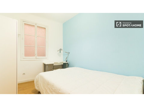 Quarto funcional em apartamento de 12 quartos em Sol, Madrid - Aluguel