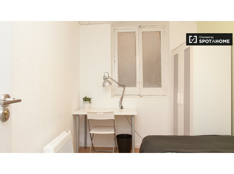 Functional room in 12-bedroom apartment in Sol, Madrid - Annan üürile