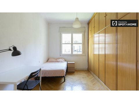 Camera arredata in affitto in appartamento con 9 camere da… - In Affitto