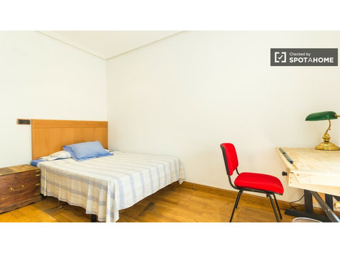 Umeblowany pokój w 11-pokojowym apartamencie w Malasaña,… - Do wynajęcia