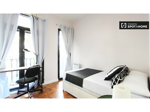 Quarto mobiliado em apartamento de 12 quartos em Salamanca,… - Aluguel