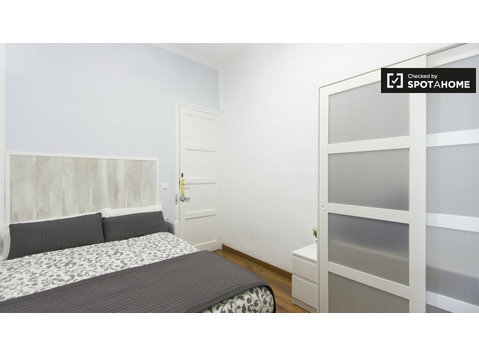 Furnished room in 3-bedroom apartment in Atocha, Madrid - K pronájmu