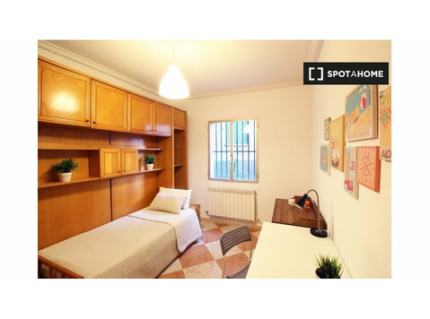 Furnished room in 3-bedroom apartment in Carabanchel, Madrid - De inchiriat