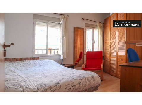 Umeblowany pokój w 3-pokojowym mieszkaniu w Tetuan, Madryt - Do wynajęcia
