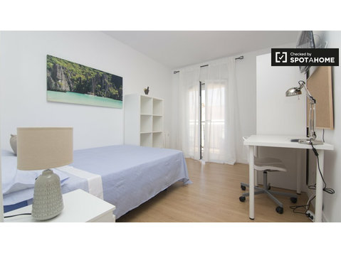 Furnished room in 4-bedroom apartment in Carabanchel, Madrid - For Rent