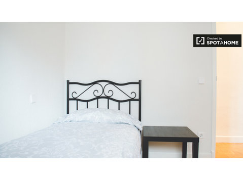 Camera arredata in appartamento con 4 camere da letto a… - In Affitto