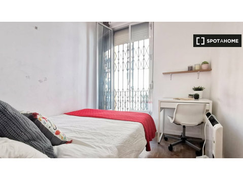 Furnished room in 4-bedroom apartment in Latina, Madrid - For Rent