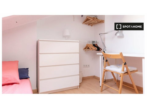Furnished room in 4-bedroom apartment in Sol, Madrid - Til leje