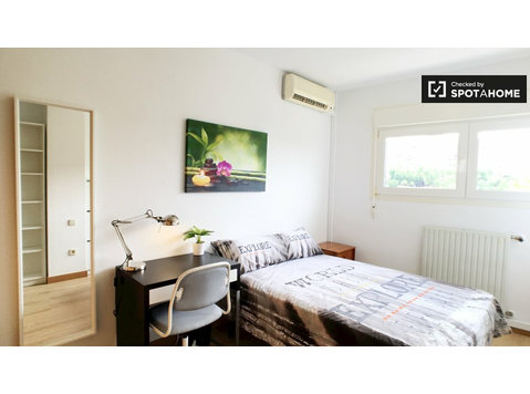 Furnished room in 5-bedroom apartment, Moratalaz, Madrid - For Rent