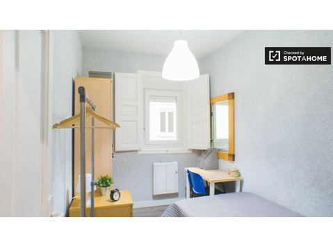 Furnished room in 5-bedroom apartment in Atocha, Madrid - เพื่อให้เช่า