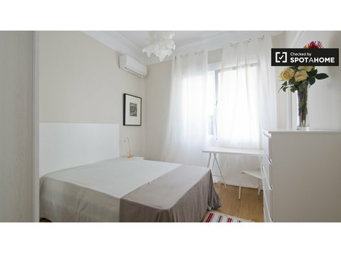 Quarto mobiliado em apartamento de 5 quartos em Salamanca,… - Aluguel
