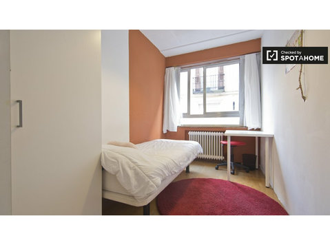 Furnished room in 6-bedroom apartment in Chueca, Madrid - เพื่อให้เช่า