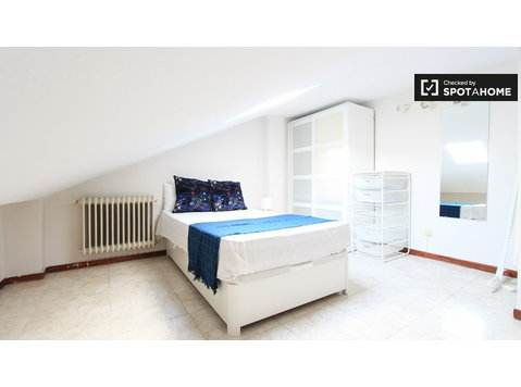 Möbliertes Zimmer in 6-Zimmer-Wohnung in Guindalera, Madrid - Zu Vermieten